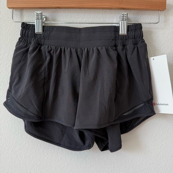NWT Lululemon Hotty Hot Low-Rise Lined Short 2.5" Lined Black Size 4 - Picture 1 of 8